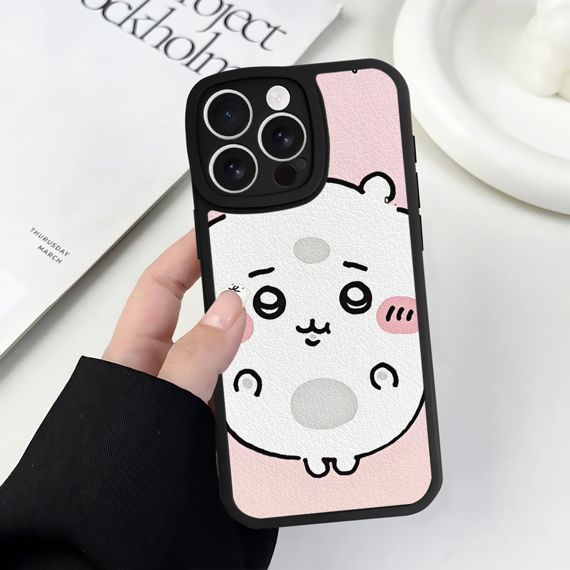 （画像用） ちいかわ Chii-kawa 【iPhone 16シリーズ対応】シリコンスマホケース（レザー調） 材質：シリコン